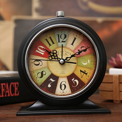 Klassisk analog bordsklocka med Eiffeltorn