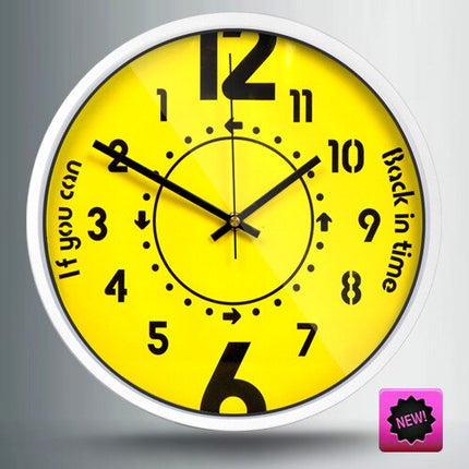 Baklänges väggklocka med modern design