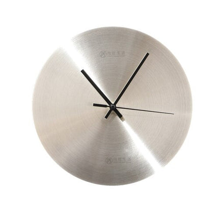 Tyst väggklocka i modern metalldesign