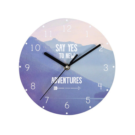 Modern väggklocka med inspirerande citat