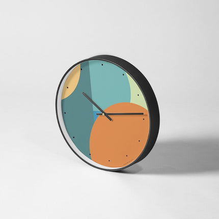 Modern klocka med abstrakt färgdesign