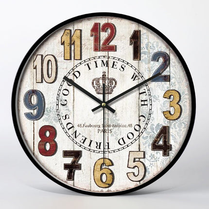 Retro väggklocka med registreringsskyltar