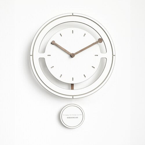Modern pendylklocka i minimalistisk design