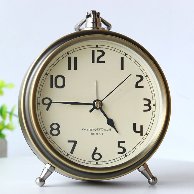 Gammaldags väckarklocka i antik stil