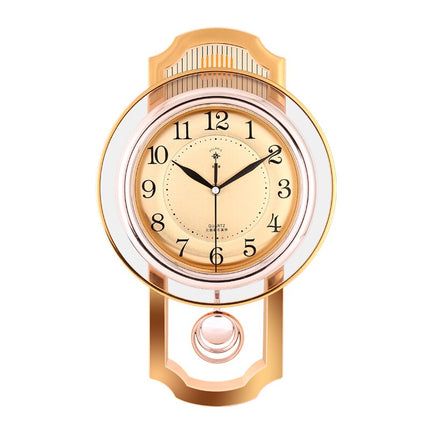 Guldfärgad pendelklocka i vintage stil