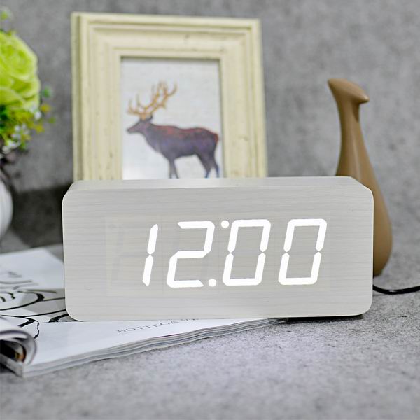 Modern LED väckarklocka i trädesign