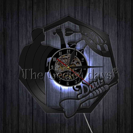 Väggklocka med dart motiv vinylskiva