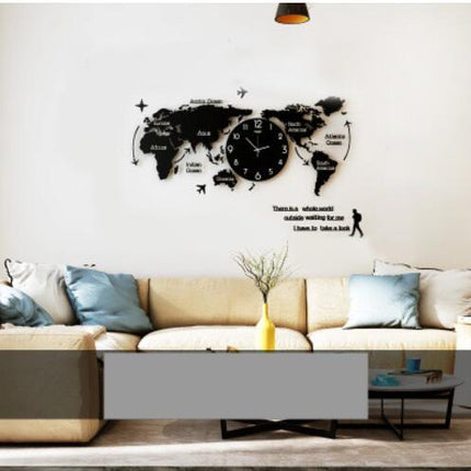 Silverfärgad väggklocka med stor världskarta