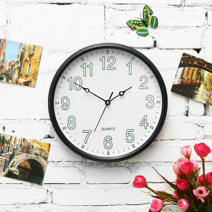 Rosa väggklocka med självlysande siffror