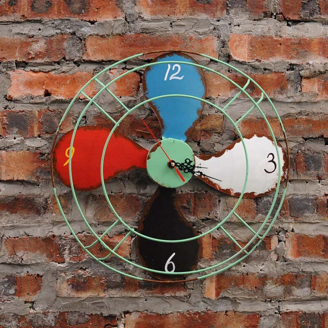 Färgglad väggklocka i återvunnen fläktdesign