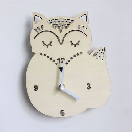 Väggklocka i trä formad som uggla