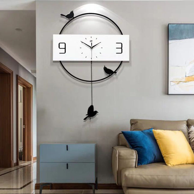 Minimalistisk väggklocka i trä med fåglar