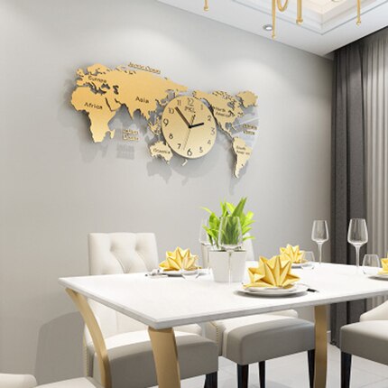 Silverfärgad väggklocka med stor världskarta