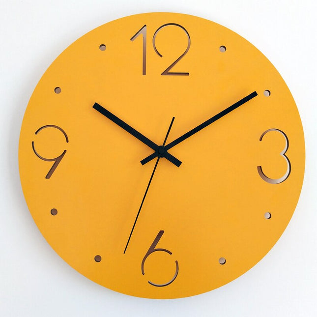 Stilren och enkel väggklocka i trä