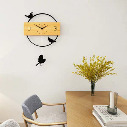 Minimalistisk väggklocka i trä med fåglar
