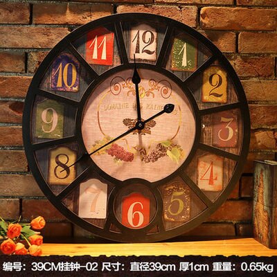 Färgglad vintage väggklocka med fjäril