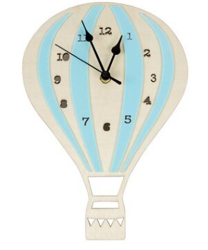 Väggklocka luftballong i trä för barn