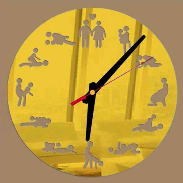 Svart väggklocka med spegeldetaljer