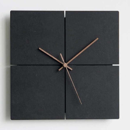 Minimalistisk svart väggklocka i fyra delar