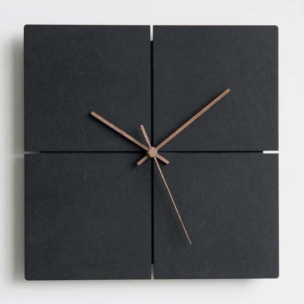Minimalistisk svart väggklocka i fyra delar