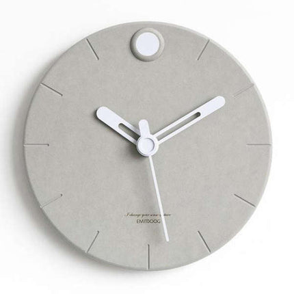Modern väggklocka i betonglook design