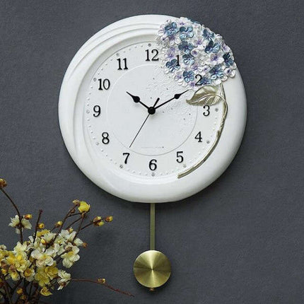 Vit pendelklocka med blåa blommor