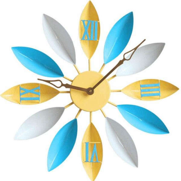 Färgglad väggklocka med blomblad design