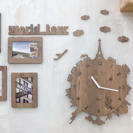 Väggklocka med världens landmärken i trä