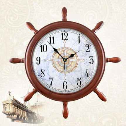 Vit väggklocka formad som skeppsratt