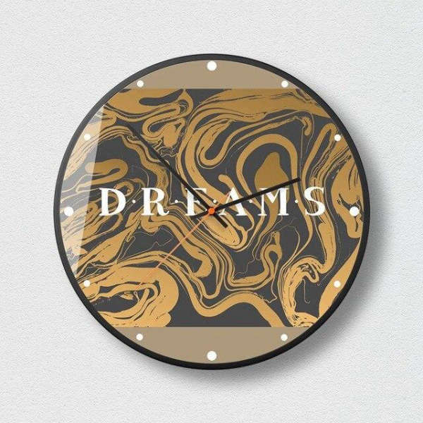 Rund väggklocka med abstrakt guldmönster