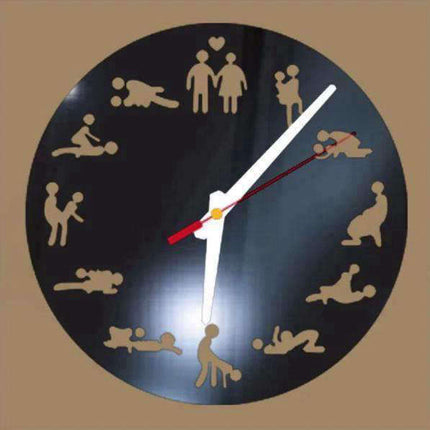 Svart väggklocka med spegeldetaljer