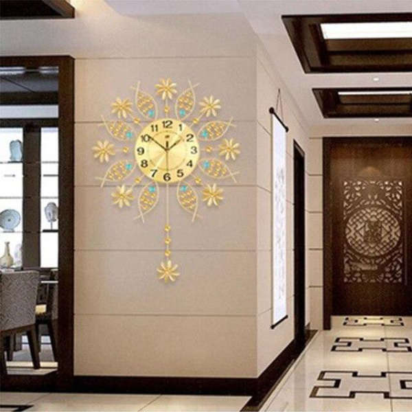 Väggklocka i järn med blomsterdesign