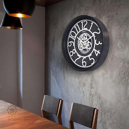 Väggklocka med synliga kugghjul i mitten