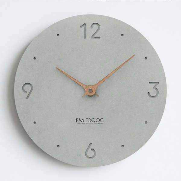 Minimalistisk väggklocka med trävisare