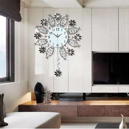 Väggklocka i järn med blomsterdesign