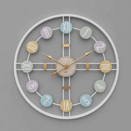 Stor väggklocka i retrodesign guld