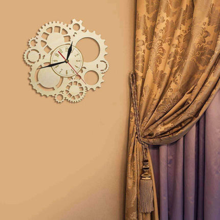 Väggklocka i trä med kugghjul