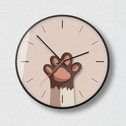 Modern väggklocka med söt katttass