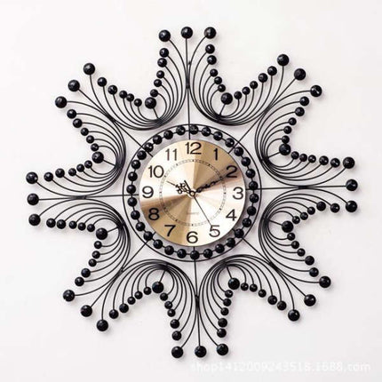 Stor svart väggklocka i smide