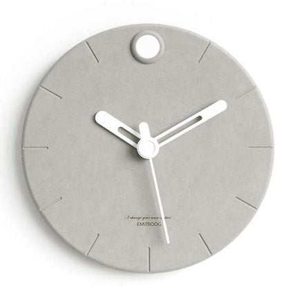 Modern väggklocka i betonglook design