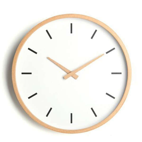 Klassisk väggklocka med ram i trä