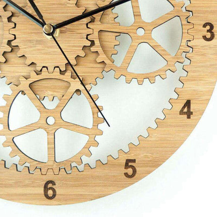 Rund väggklocka i trä kugghjul