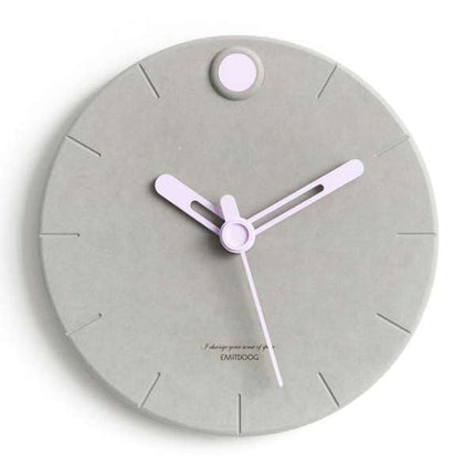 Modern väggklocka i betonglook design