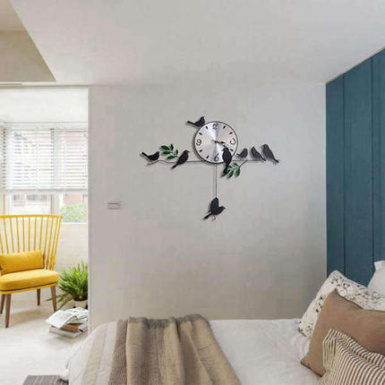 Väggklocka med fåglar och pendel