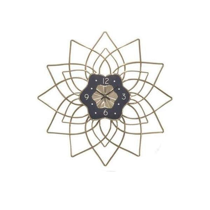 Modern väggklocka med metallblomma design