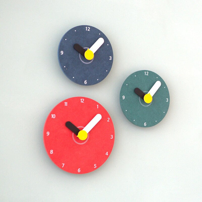 Modern väggklocka med stora visare