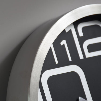 Enkel väggklocka med silverram