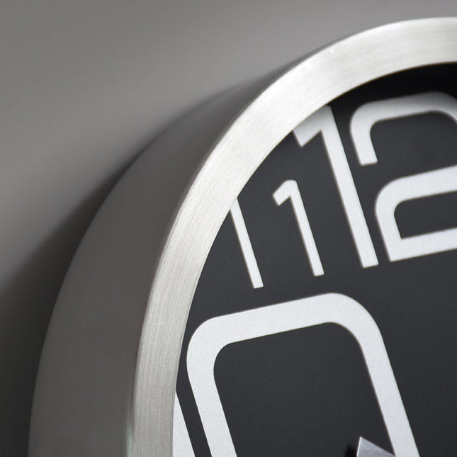 Enkel väggklocka med silverram