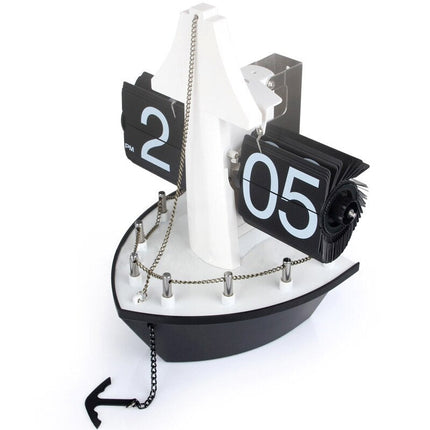 Unik flip-klocka designad som båt