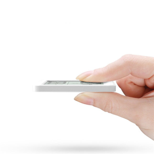 Vit digital bordsklocka med termometer